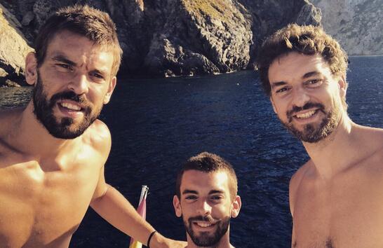 卡洛斯-奥古斯托：踢右路我也感觉良好，球队始终是第一位的（卡洛斯-奥古斯托：右路同样适应，球队利益至上）