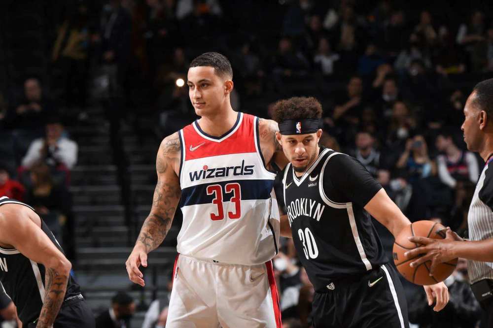 国乒输单打！王皓盯着王楚钦心事重重，梁靖崑技不如人：没好办法（国乒单打失利！王皓望向王楚钦愁绪难掩，梁靖崑技逊一筹：无计可施）