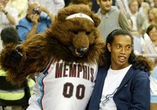 年轻中卫的成长速度吓人（年轻中卫的进步速度惊人）