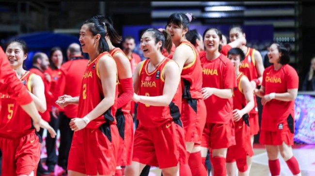 欧文突破防守送出制胜助攻（欧文突破重围奉上致胜助攻）