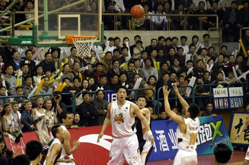 伊涅斯塔：亚马尔才18岁必须继续提高；我正在考取教练执照（伊涅斯塔：18岁的亚马尔仍需不断进步；我正攻读教练资格证）